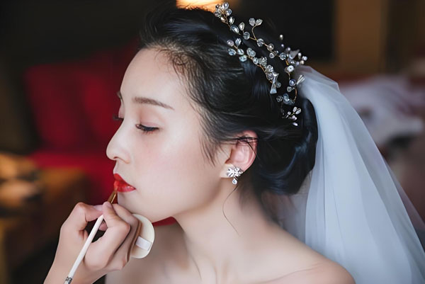 新乡新娘跟妆|新乡灰姑娘美妆嫁衣馆